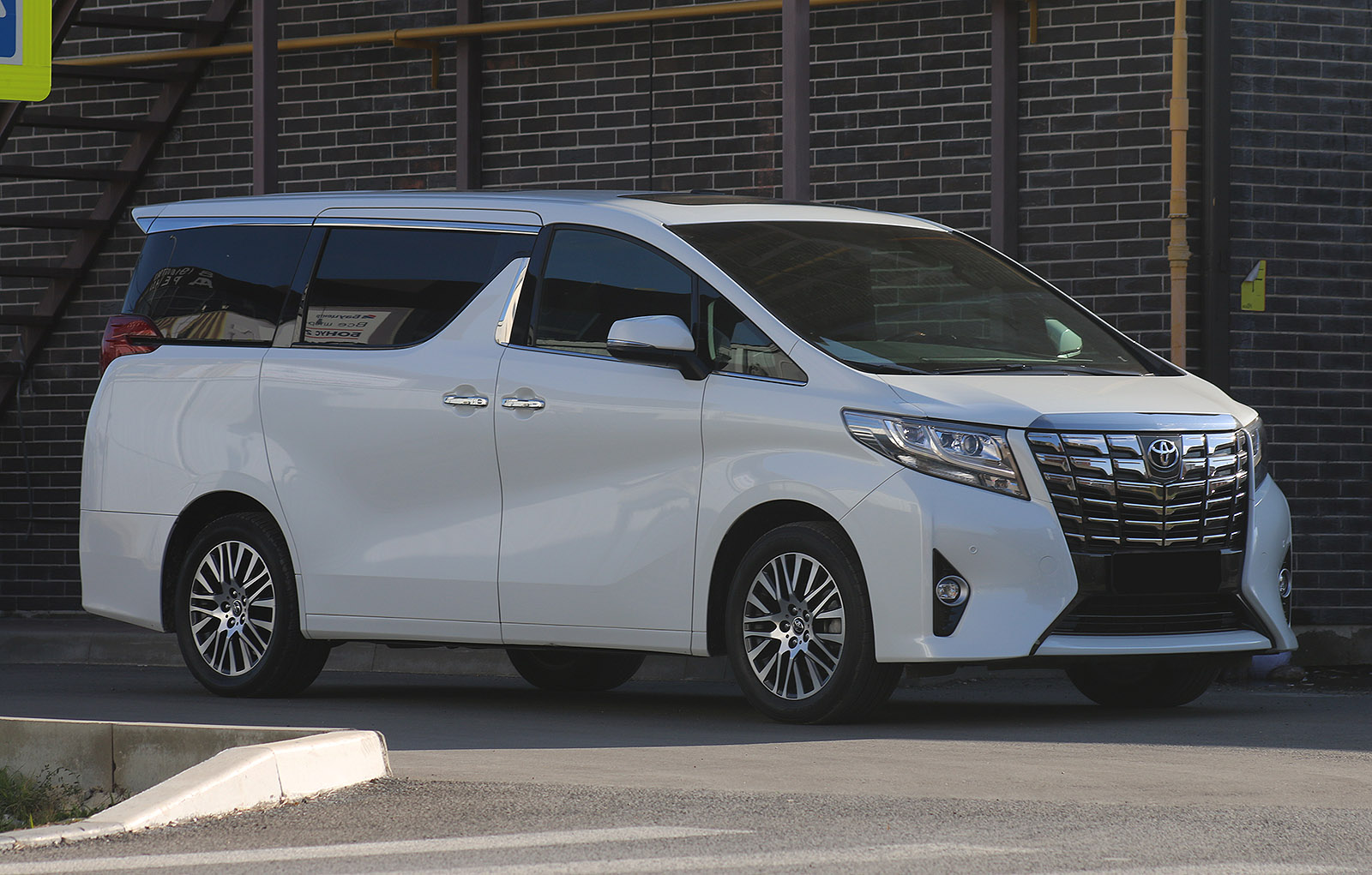 Toyota минивэн Alphard 2016